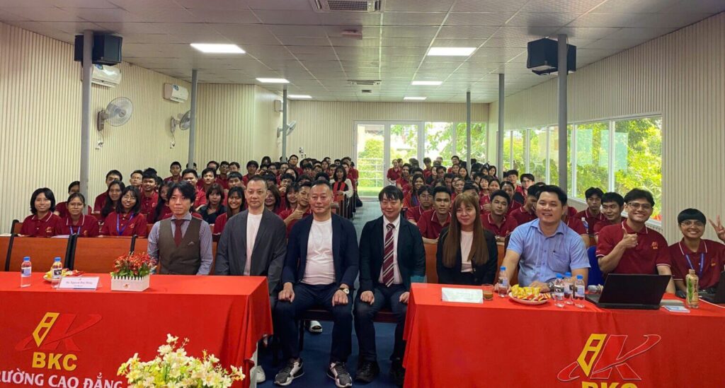 ベトナム・ホーチミン市の大学を訪問