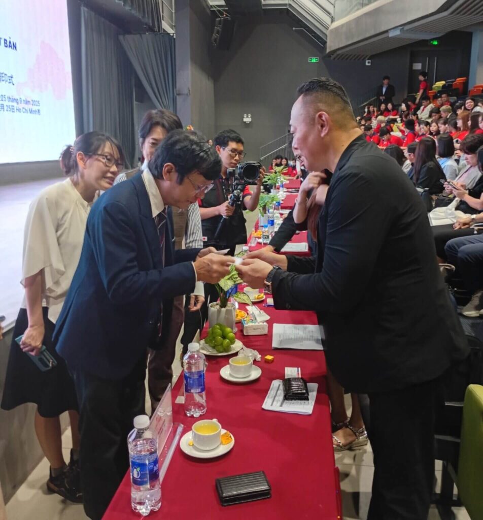 代表・河端とヴァンランサイゴン大学の学長