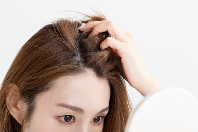 女性の分け目が薄くなる主な原因とは?