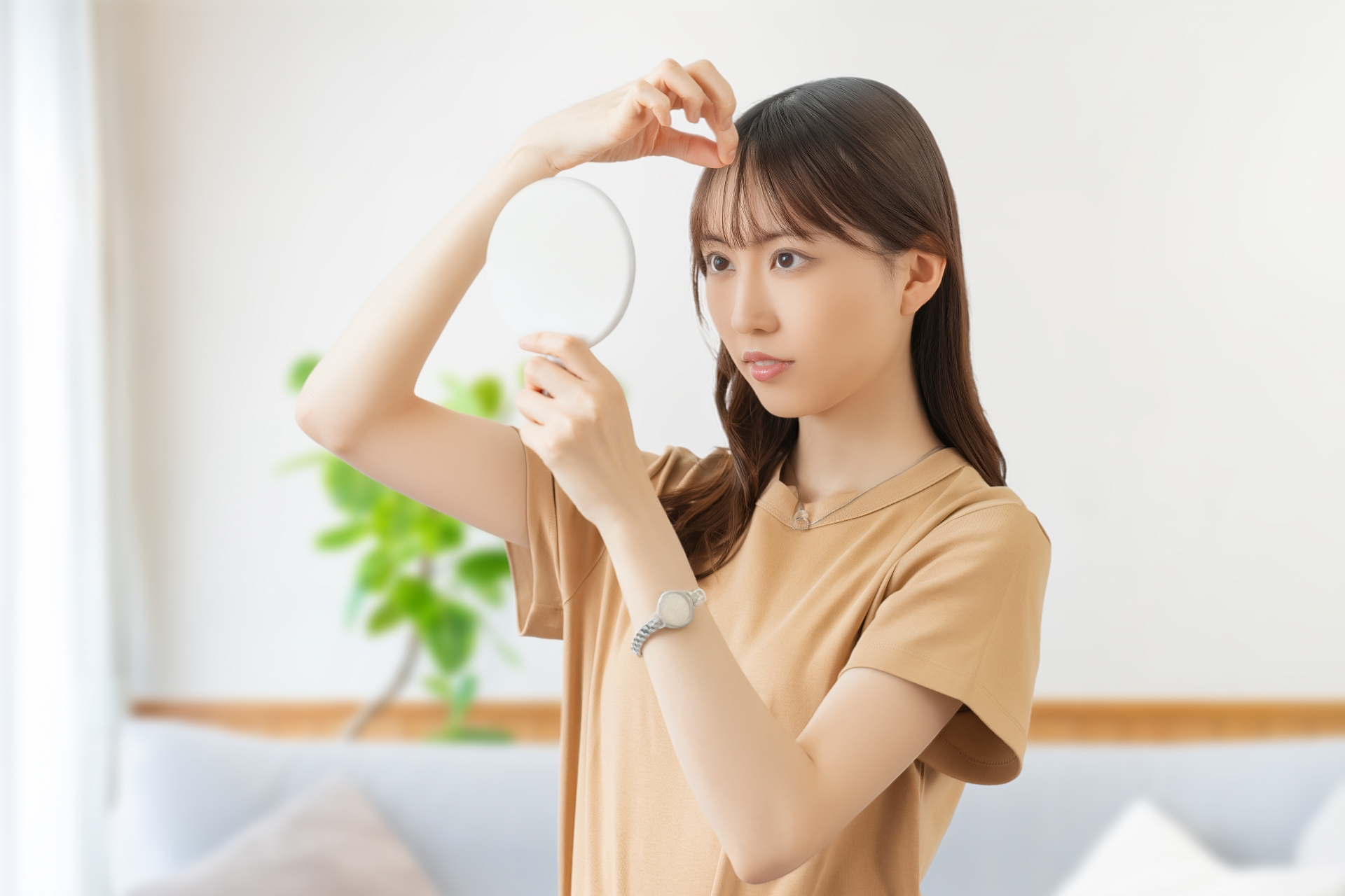 短い・細い髪が毛根付きで抜けるのは危険？原因・見分け方・対策と受診の目安