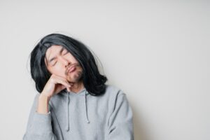 ロン毛はハゲる？その原因と薄毛を防ぐ正しい対策を解説
