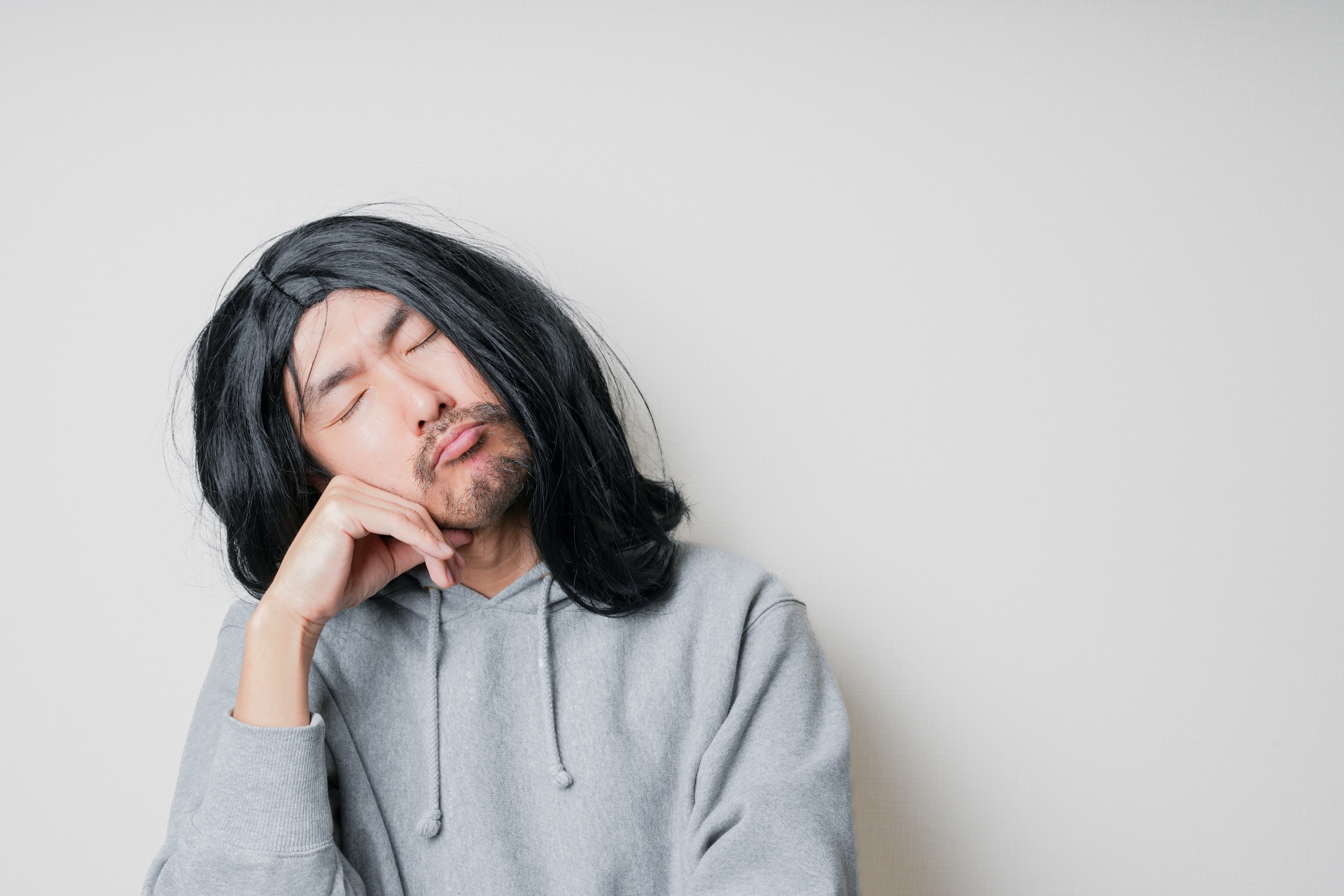 ロン毛はハゲる？その原因と薄毛を防ぐ正しい対策を解説