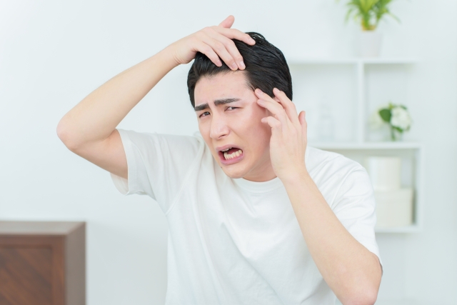 白髪が多いと薄毛になりやすい？白髪と薄毛の関係・原因・対策を解説
