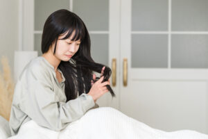 女性の抜け毛がひどい原因は？対策と病院に相談する目安を解説
