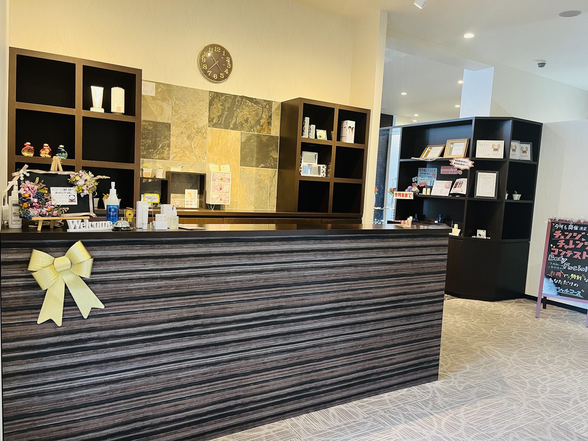受付カウンターと店内の棚